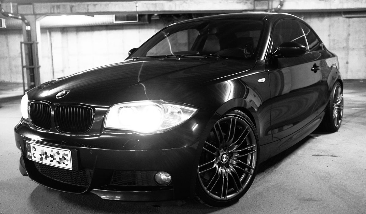 Musta BMW 1-sarjan coupé pysäköintihallissa